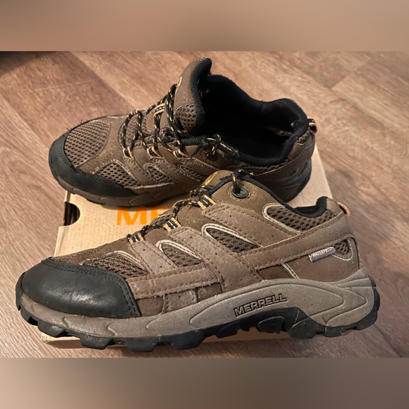 Boy’s Merrell Moab Hiking Shoes - Picture 3 of 5
